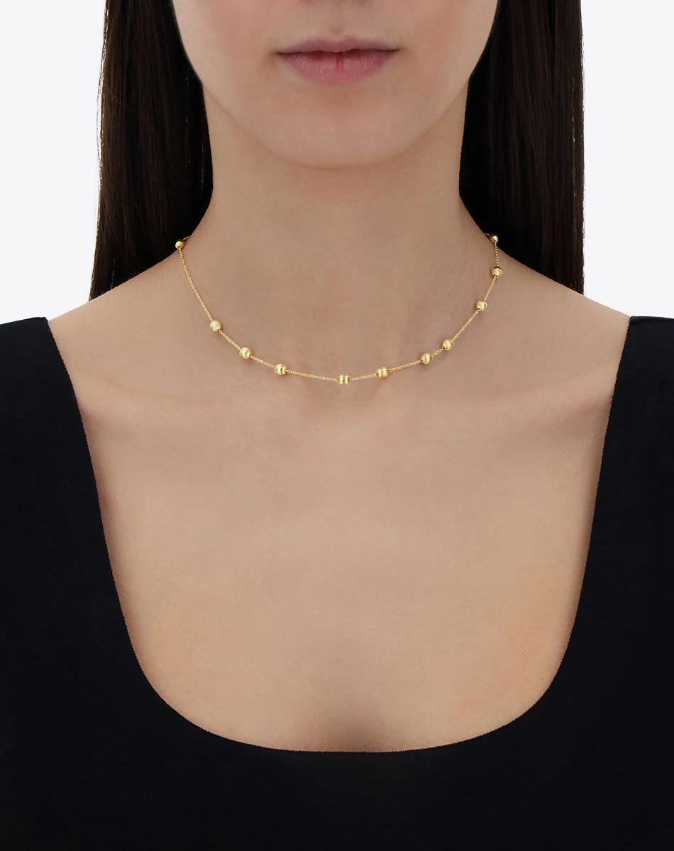 Nanis Soffio necklace in hand-engraved gold, worn